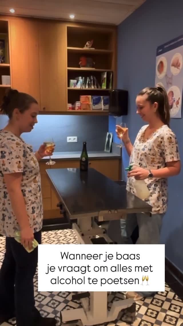 Wanneer @katrienvanbaast je vraagt om alles met alcohol te poetsen, cheers!🤭🥂